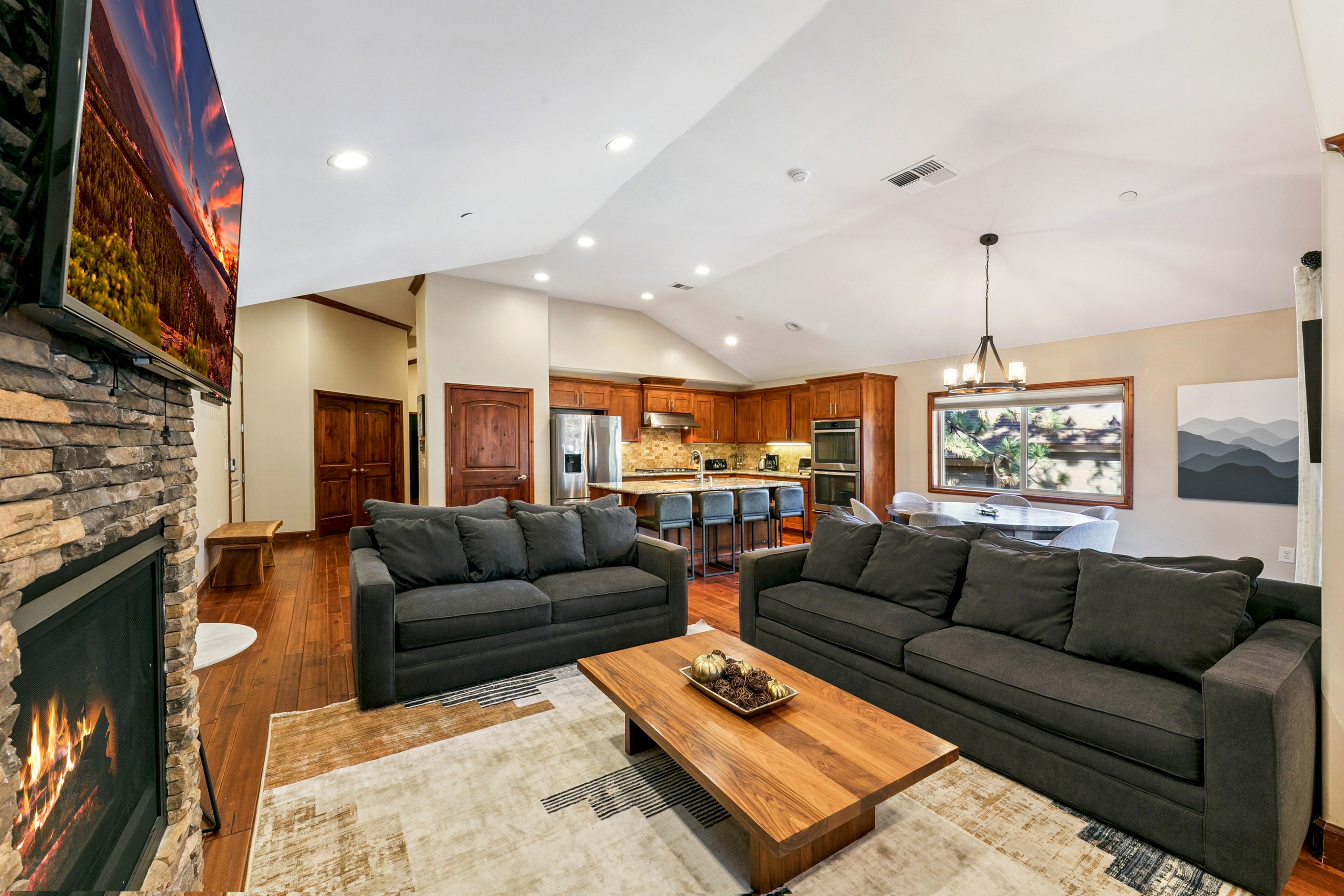 Luxury Mountain Retreat | Walk to Heavenly | TW504