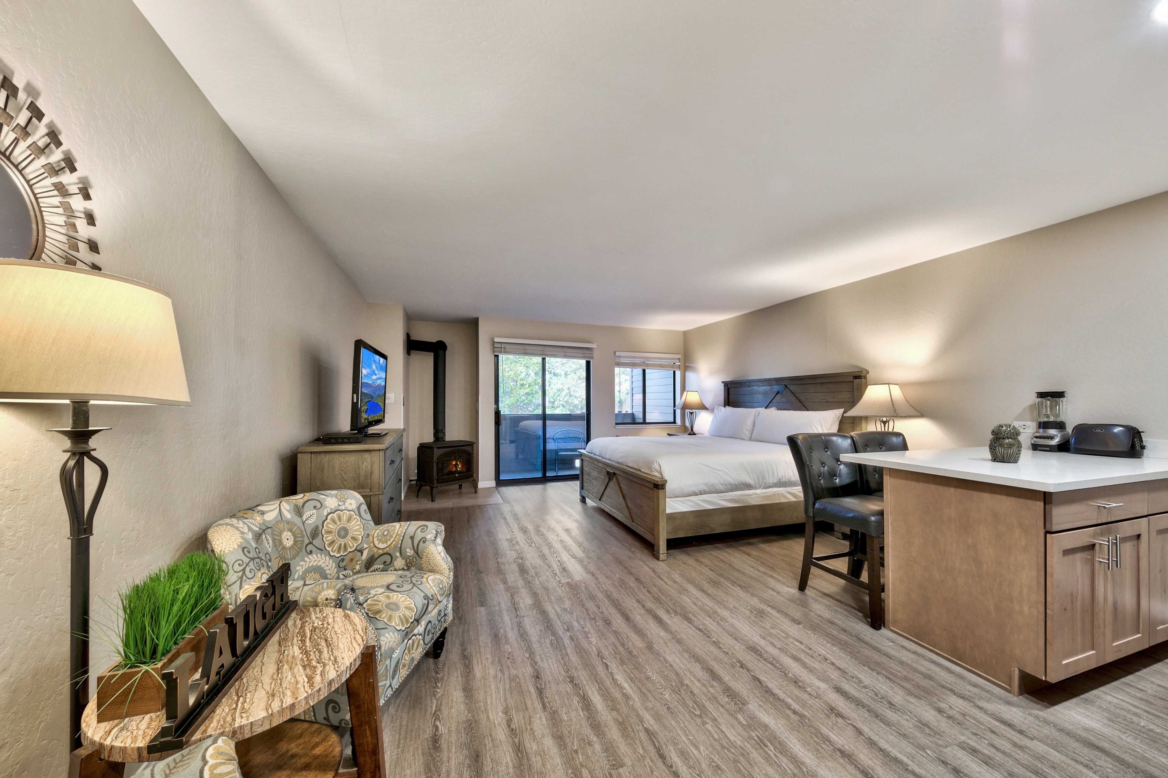 Lakeland Village 107 Laugh & Love Updated Studio