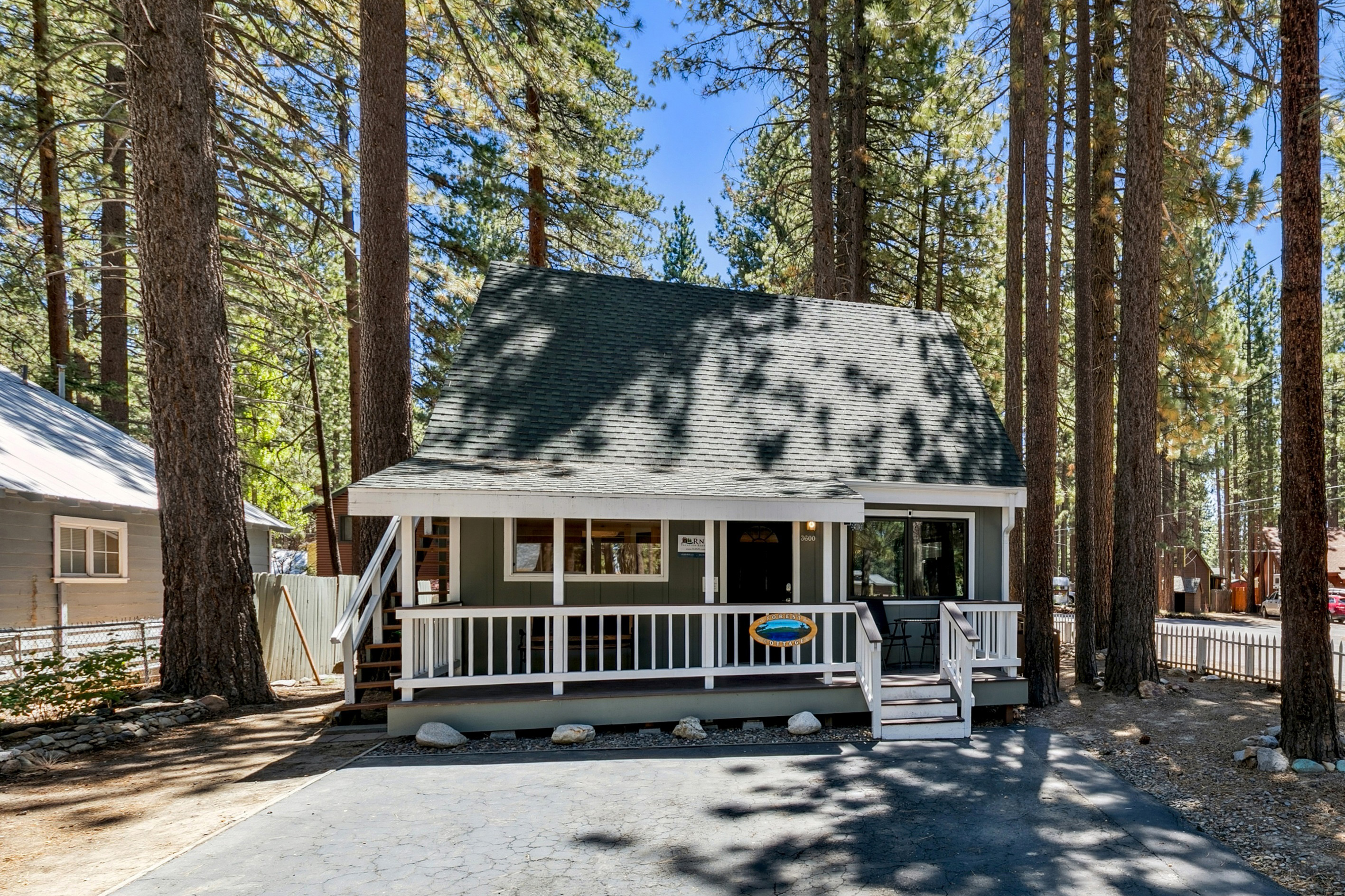 Tommy Tee's Forest Cottage: Hot Tub, Close to Lake & Skiing