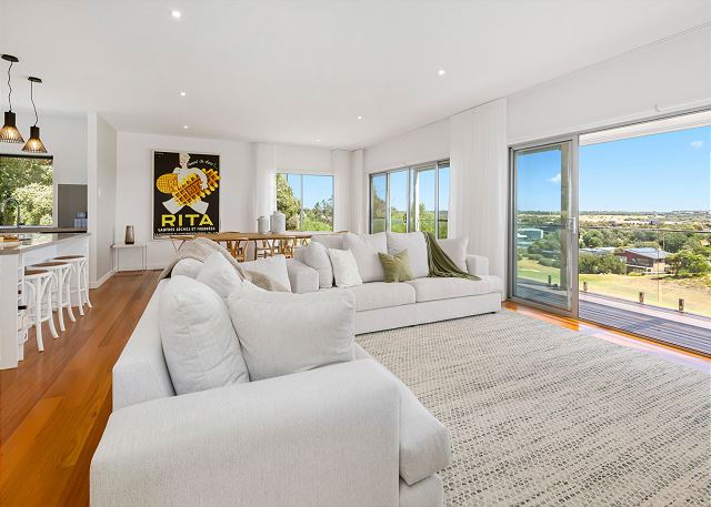 Moonah Views Luxury Getaway with Jacuzzi