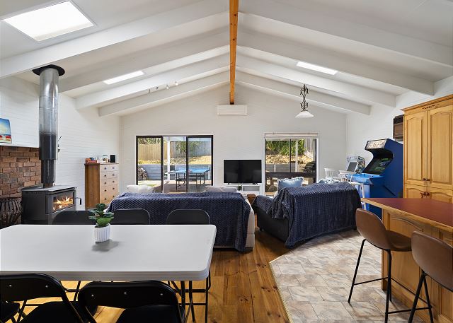 Spacious Queenslander - Style Beach Retreat 