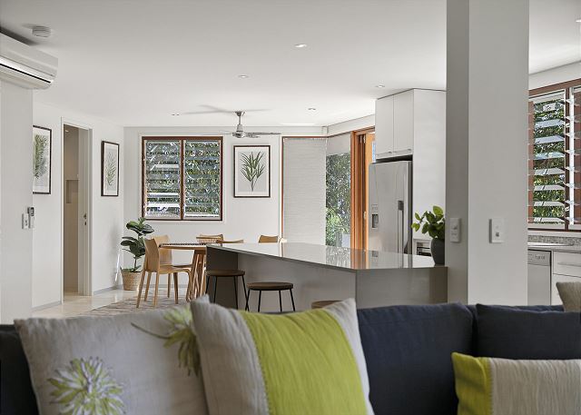 2/4 Meegera Place