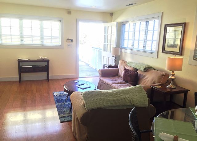 3119 Yellow House Guest 6