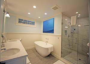 1st Floor Master Bathroom