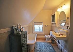 Queen bedroom bath