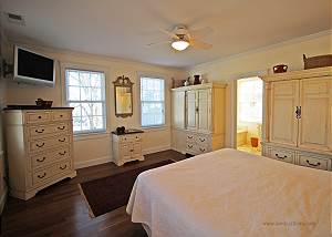 Master bedroom with king bed and en suite 