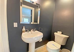 1st floor Queen bathroom