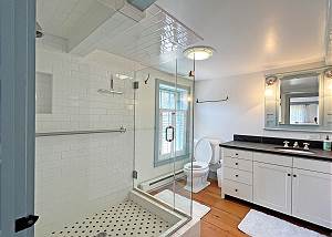 Second floor Queen bedroom bathroom