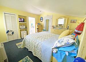 Full bedroom