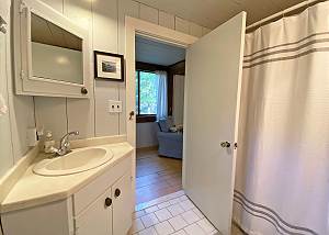 First floor Queen bedroom bathroom