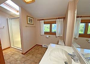 Primary bedroom bathroom