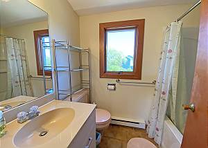 Second floor Queen bedroom bathroom