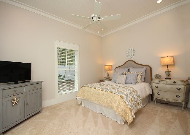 Queen Guest Room with Flat Screen TV Queen Guest Room with Flat Screen TV