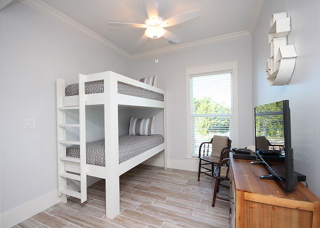 Additional Bunk Loft Space on Landing (sleeps 2) Additional Bunk Loft Space on Landing (sleeps 2)