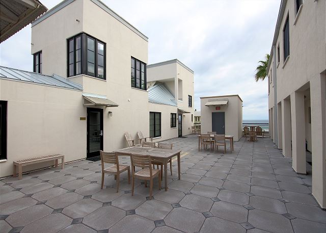 Outdoor Dining & Entertaining Available Outdoor Dining & Entertaining Available