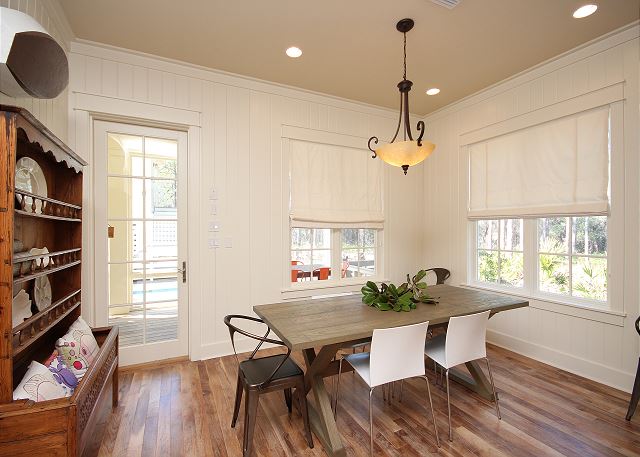 Eat-In Kitchen with Dining Space for 6 Eat-In Kitchen with Dining Space for 6