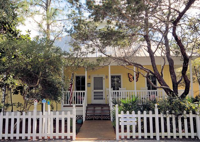 Moonlight Hug is a guest cottage to Beachside Kiss Moonlight Hug is a guest cottage to Beachside Kiss