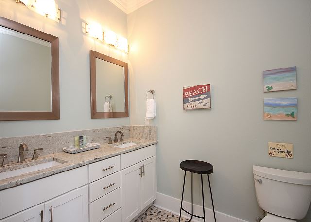 Queen Master Bath with Dual Sinks Queen Master Bath with Dual Sinks