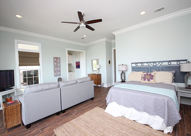 Upstairs Queen Master with Sitting Space & Flat Screen TV Upstairs Queen Master with Sitting Space & Flat Screen TV