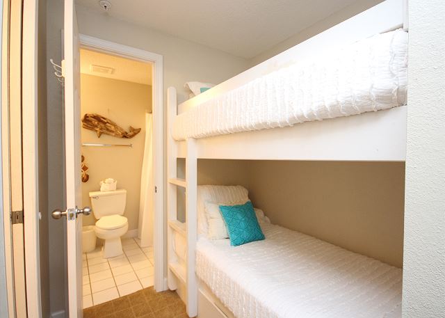 Built-In Bunks (sleeps 2) Built-In Bunks (sleeps 2)