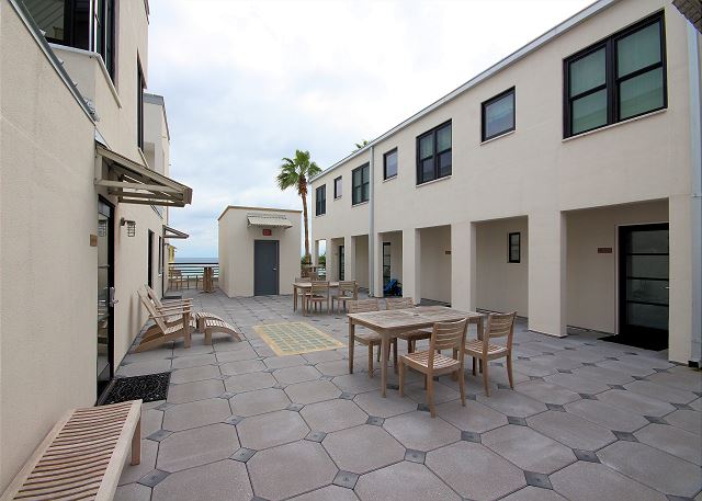 Shared Condo Courtyard Shared Condo Courtyard