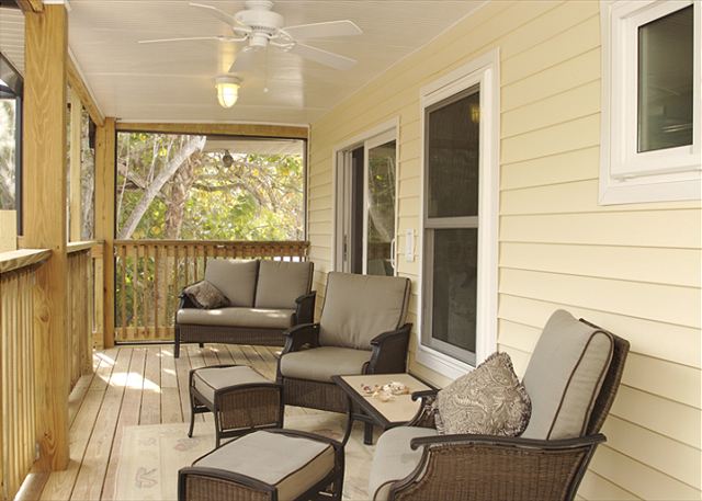 2nd story deck overlooking pool