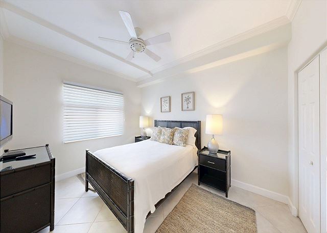 Queen Bedroom 