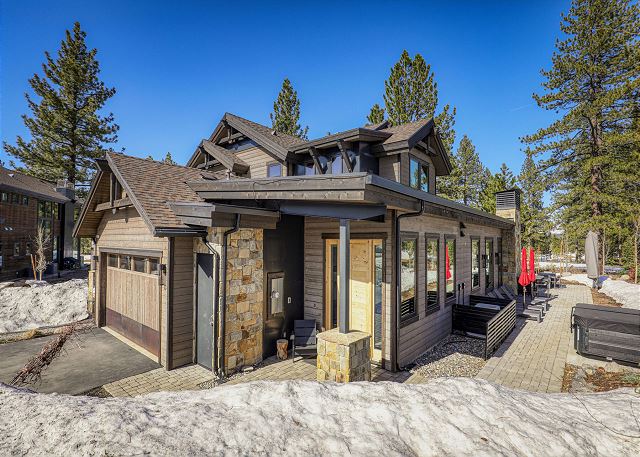 10141 Corrie Court "Luxe on the Green" 