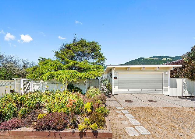 Sun-soaked Lagoon Living
