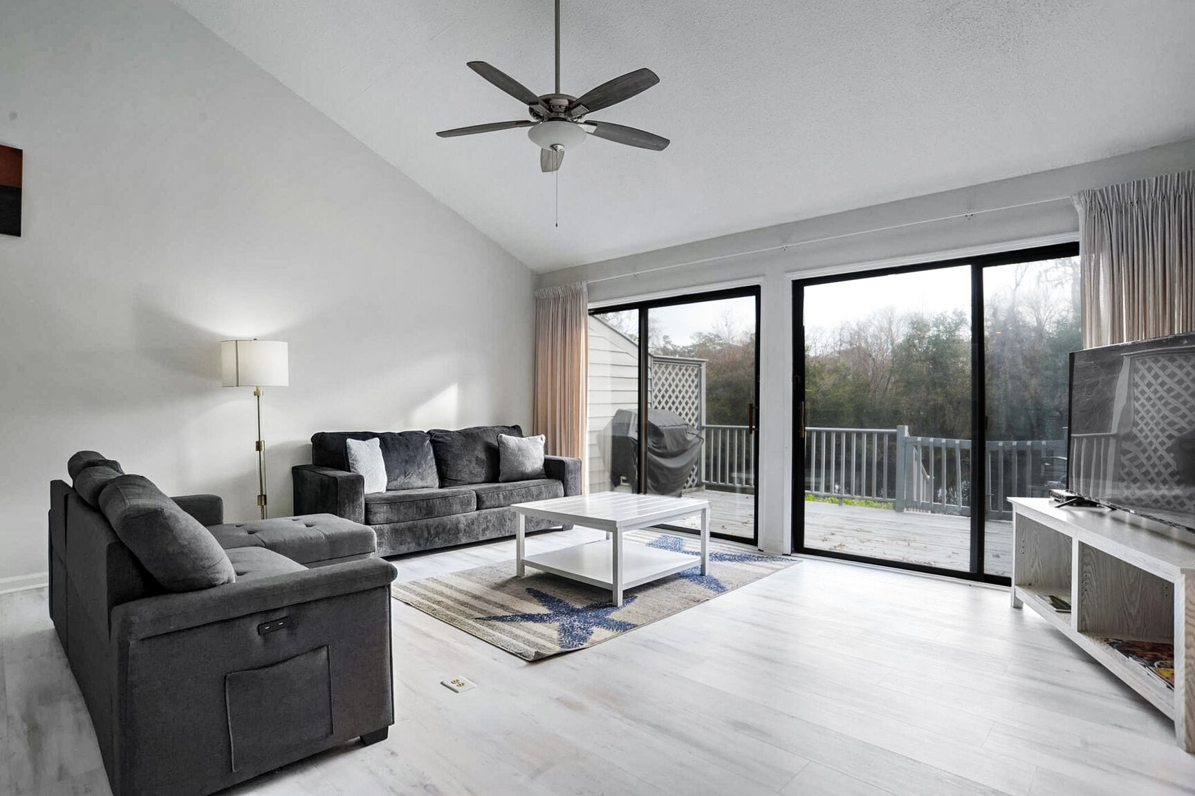 Lake Forest 3321 | Photo 1