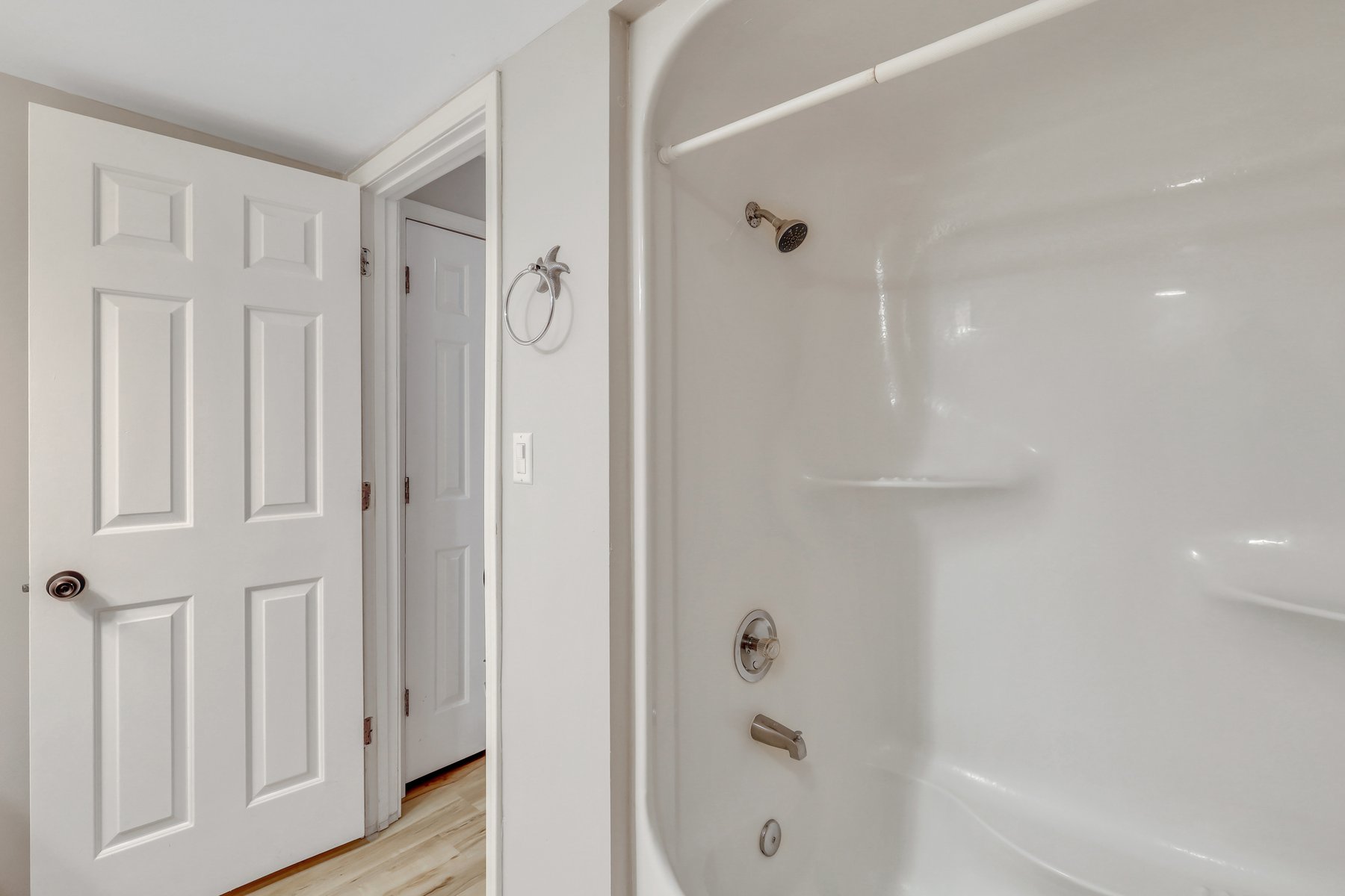 Hallway Bath/Shower Combo