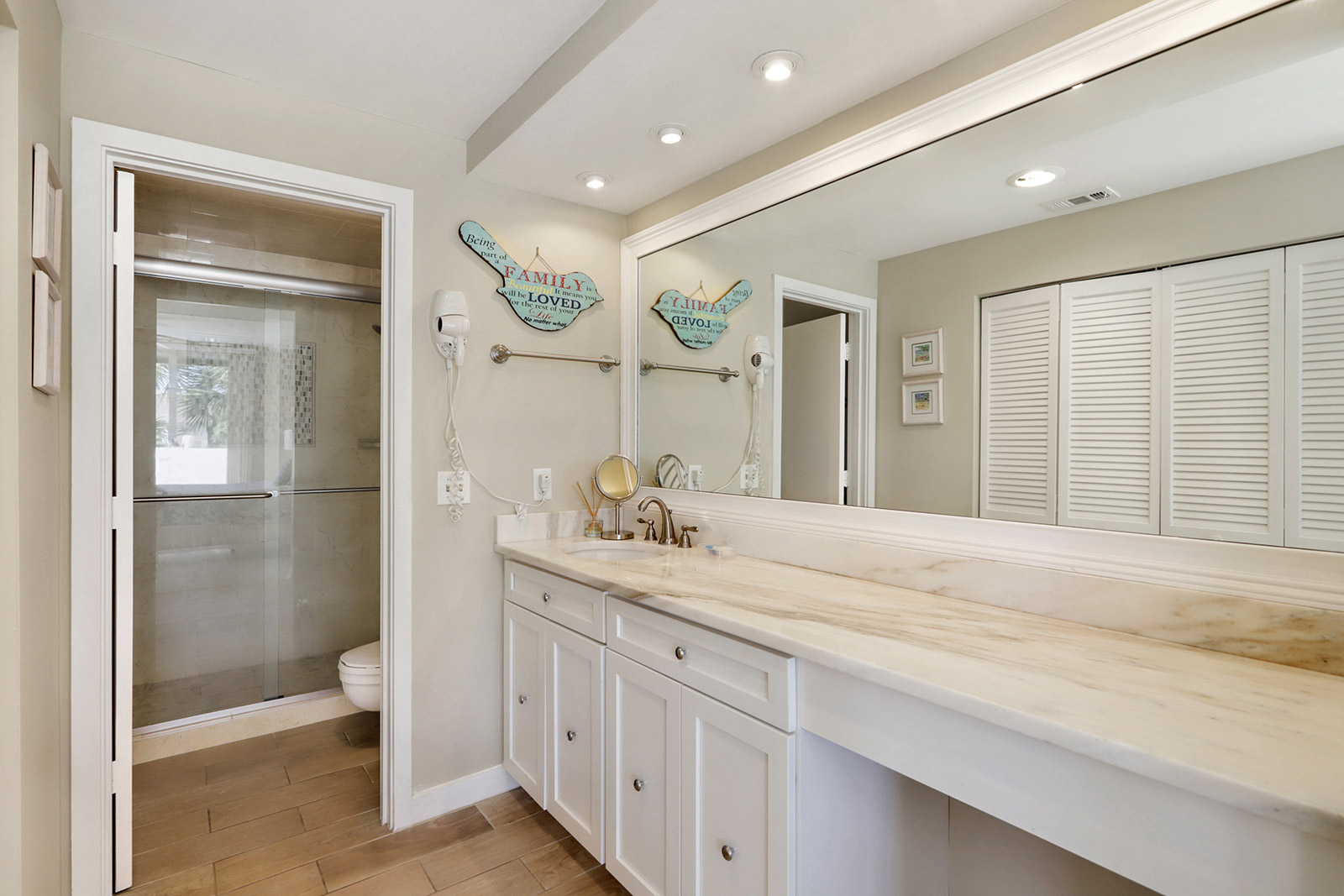 Upstairs Main En Suite
