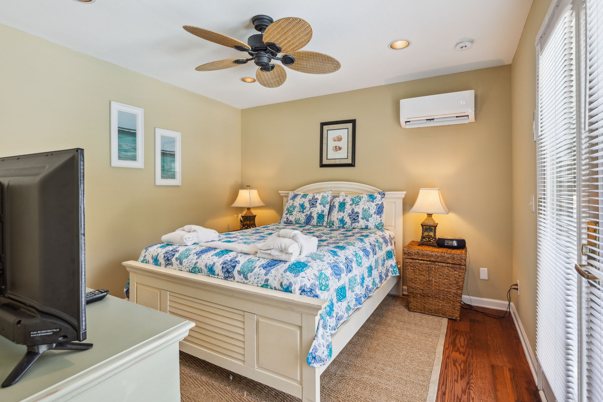 Guest house Queen Room with Flat Screen TV and Private Bath