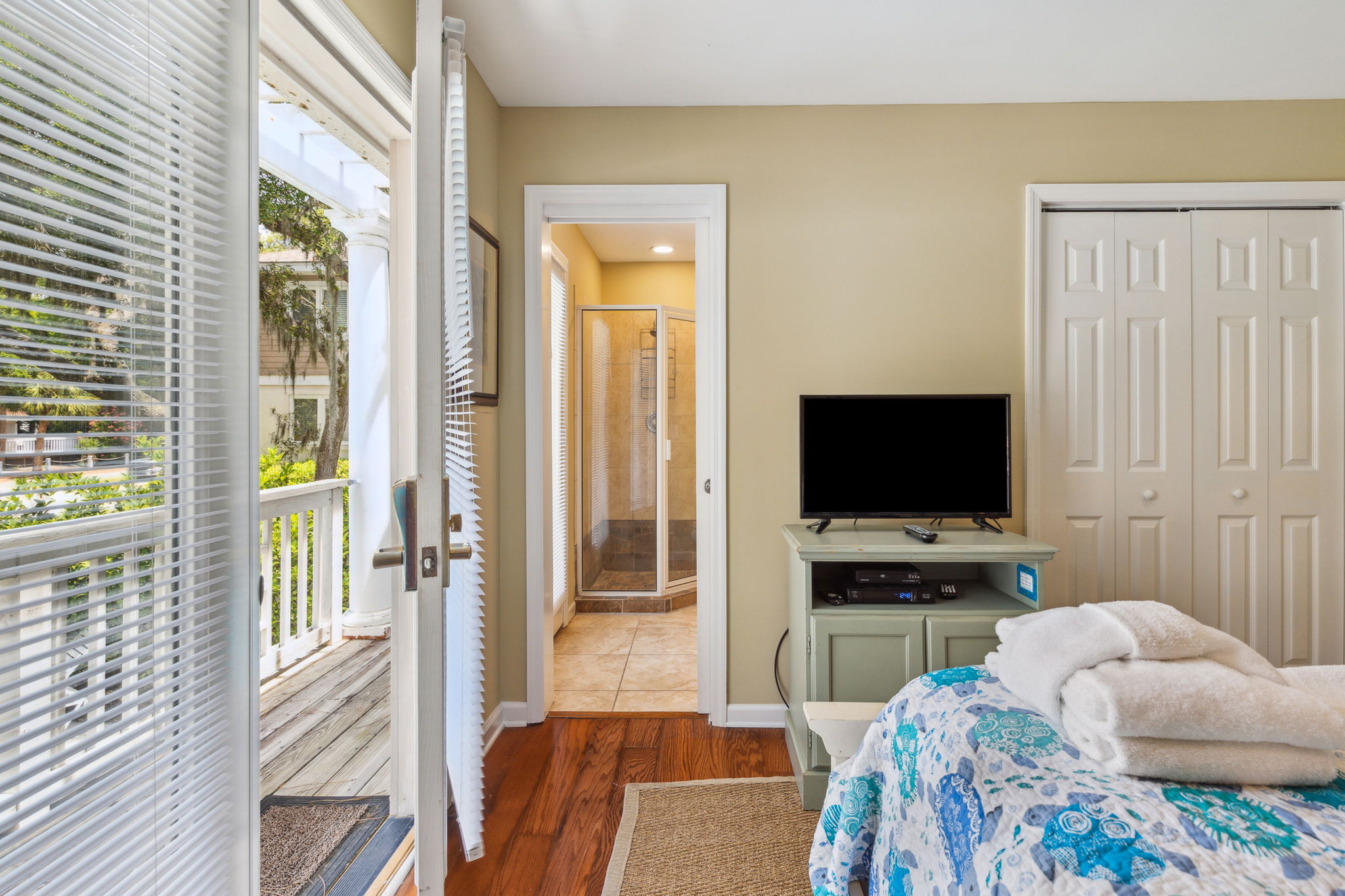 Guest house Queen Room with Flat Screen TV and Private Bath