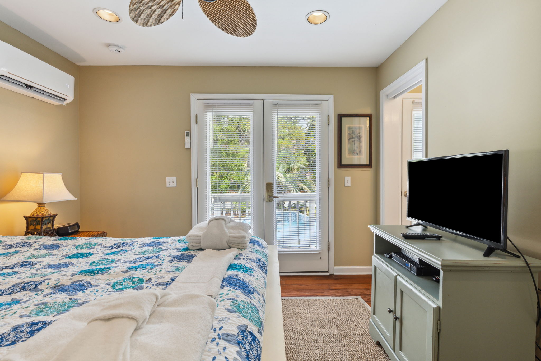 Guest house Queen Room with Flat Screen TV and Private Bath