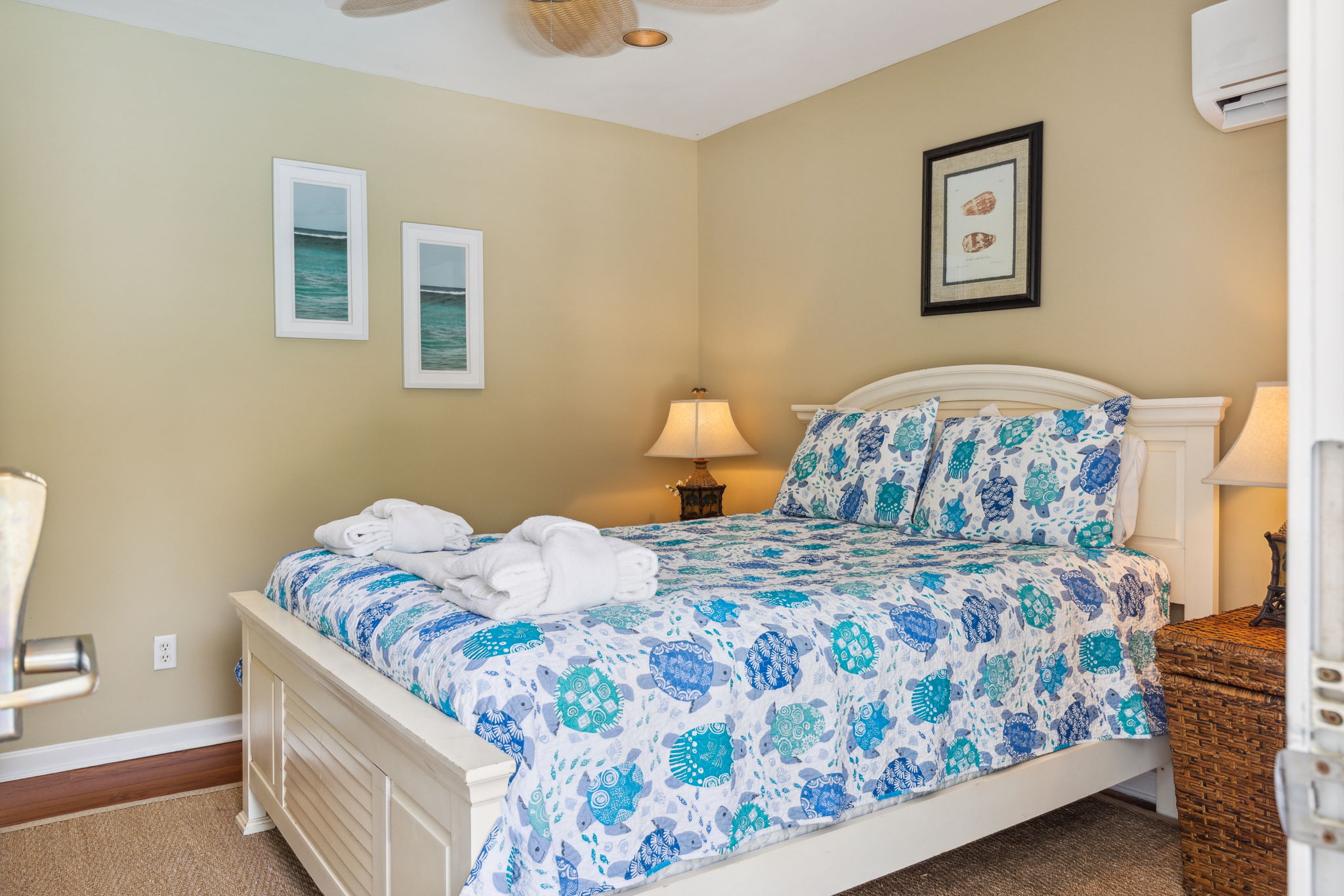 Guest house Queen Room with Flat Screen TV and Private Bath