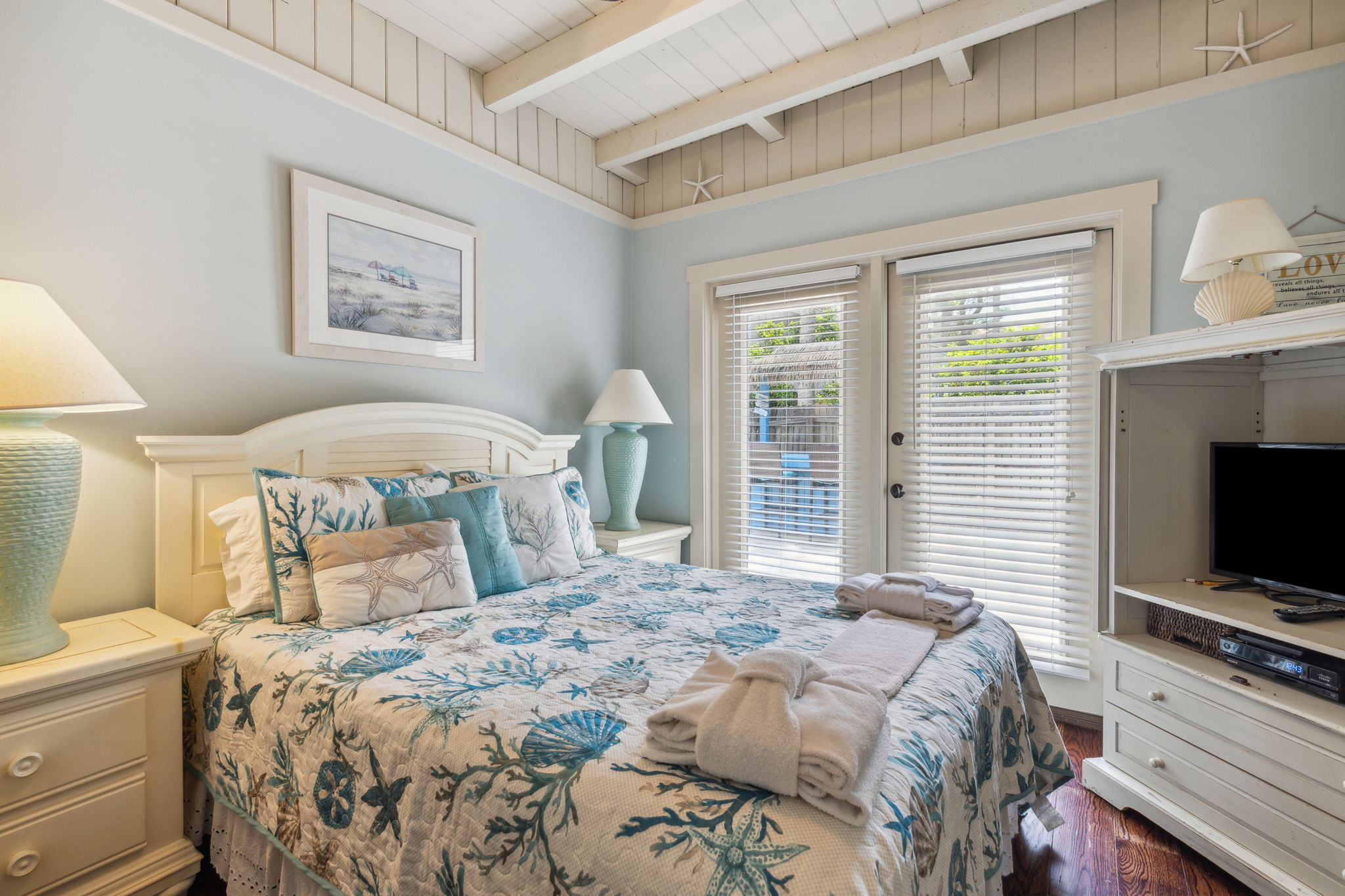Master Bedroom with Queen Bed, Flat Screen TV, and Shared Bath