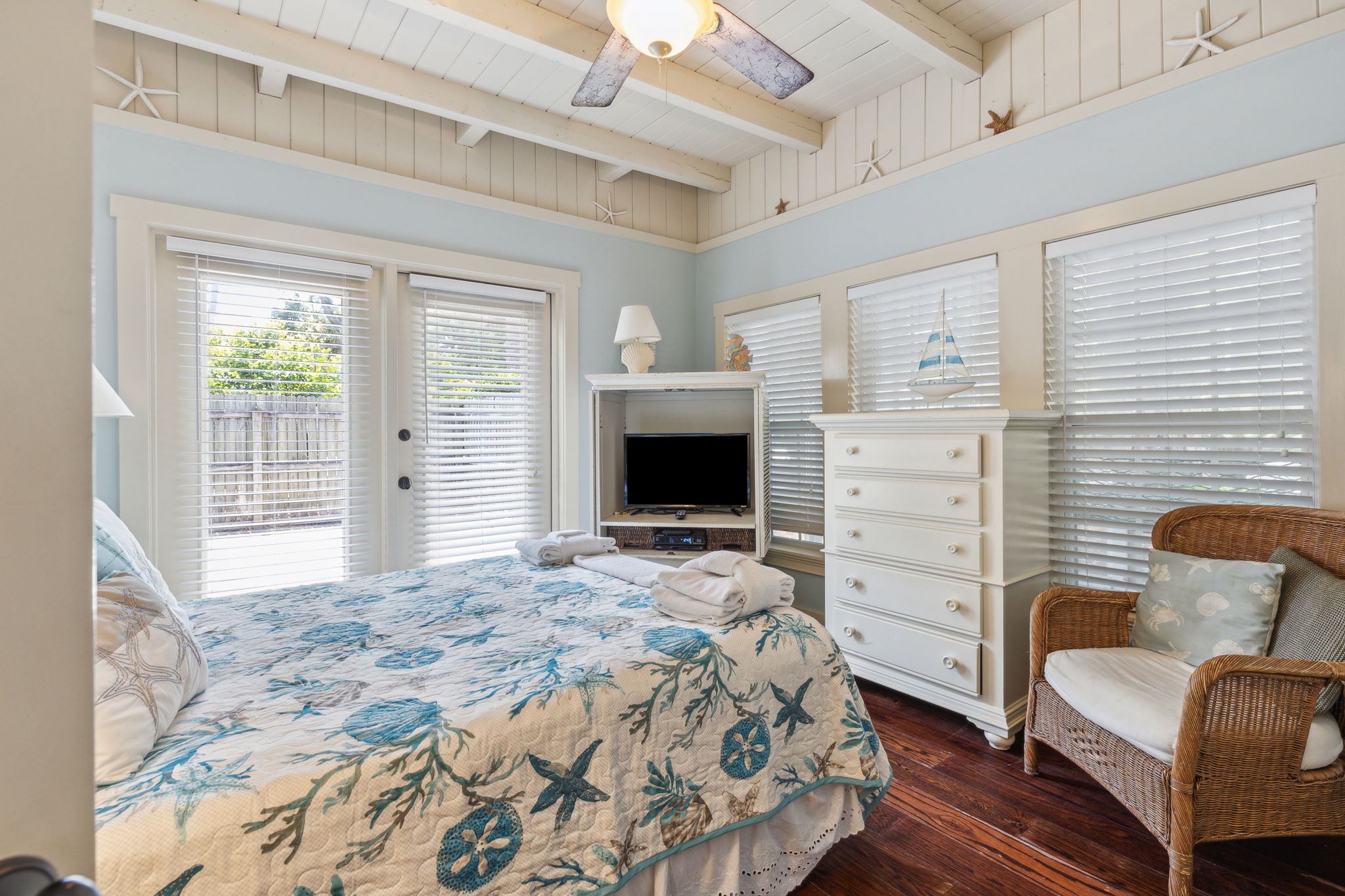 Master Bedroom with Queen Bed, Flat Screen TV, and Shared Bath