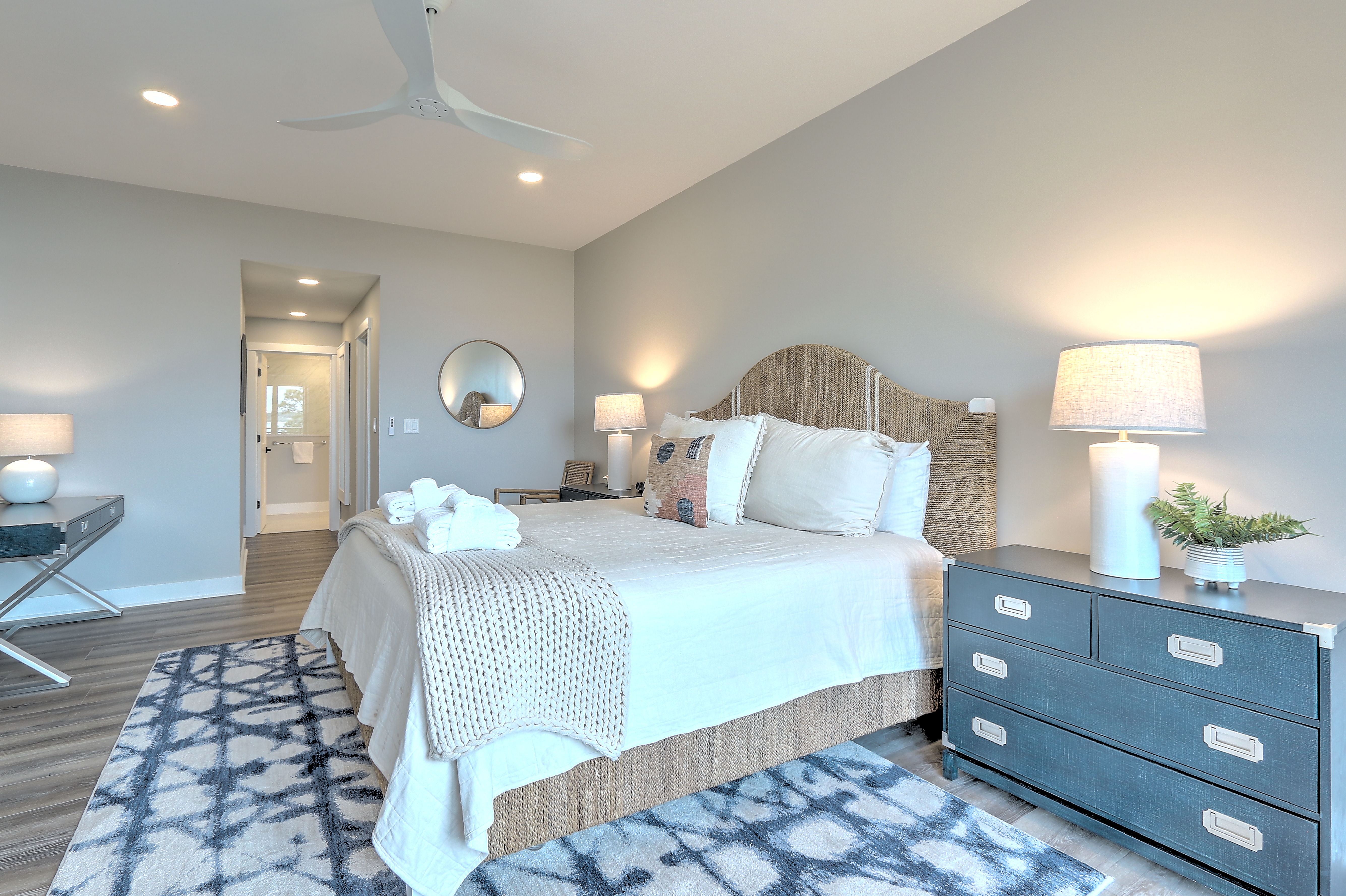 Master Bedroom w/ King Bed, Flat Screen TV, Private Bath & Balco