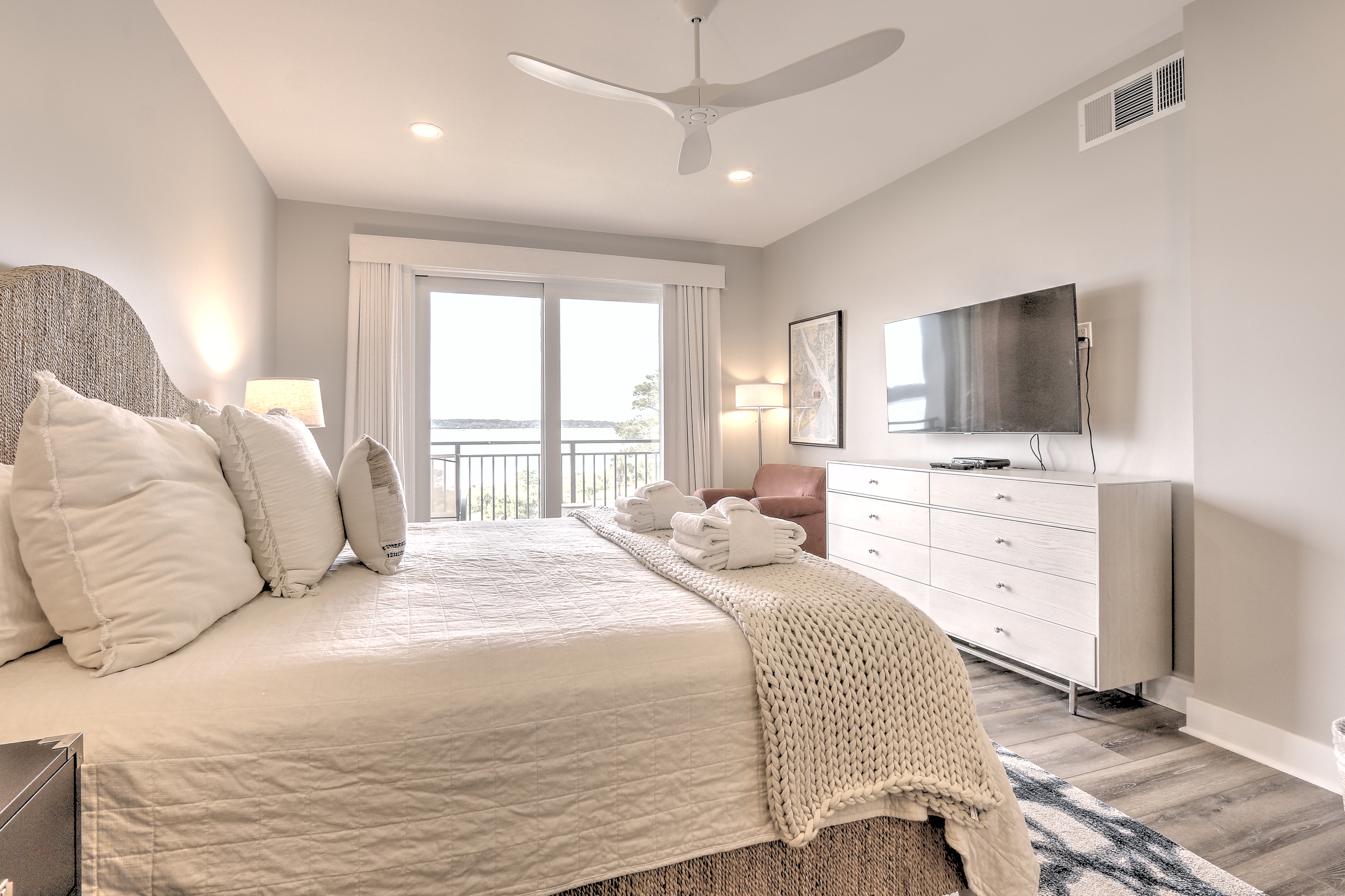 Master Bedroom w/ King Bed, Flat Screen TV, Private Bath & Balco