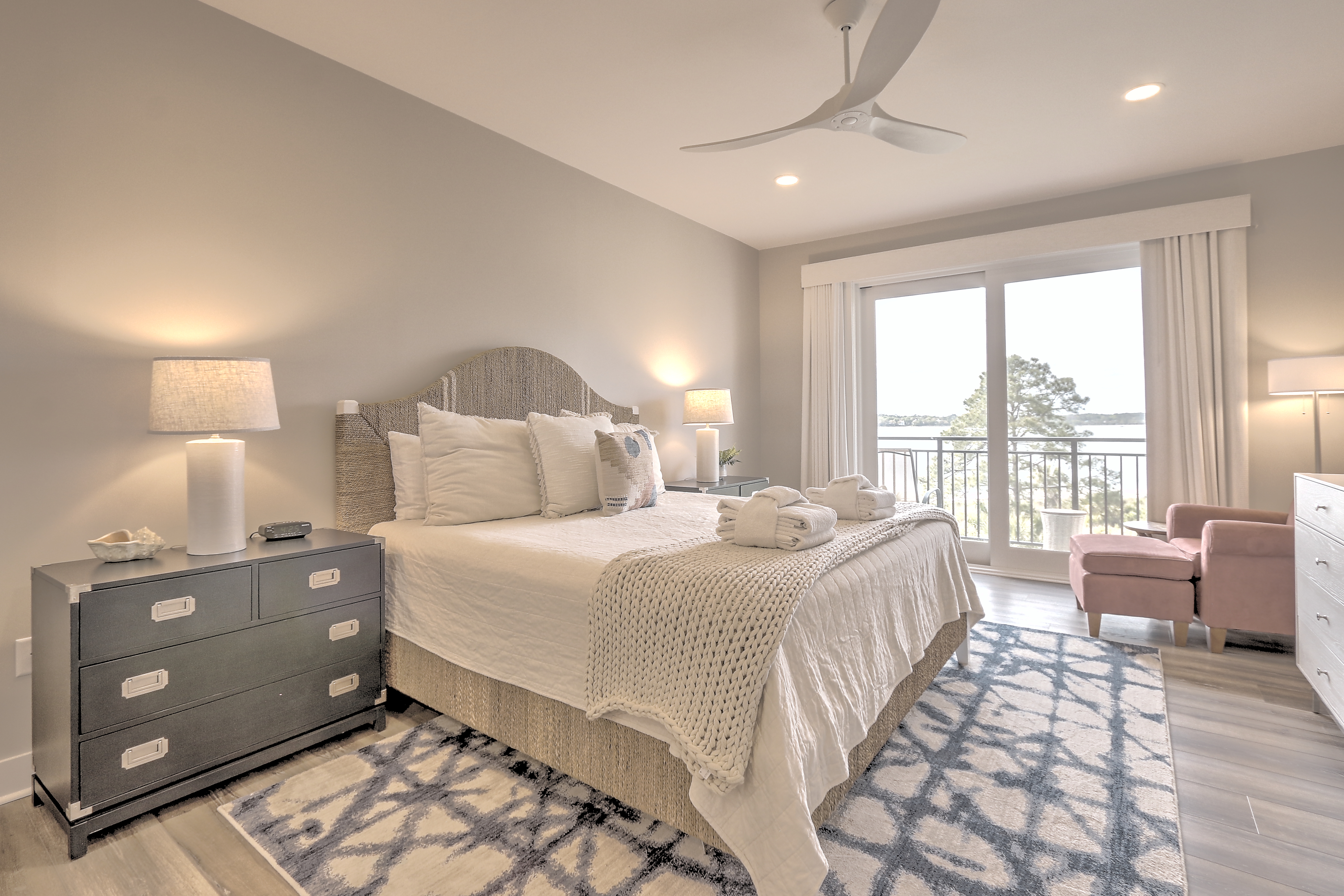 Master Bedroom w/ King Bed, Flat Screen TV, Private Bath & Balco