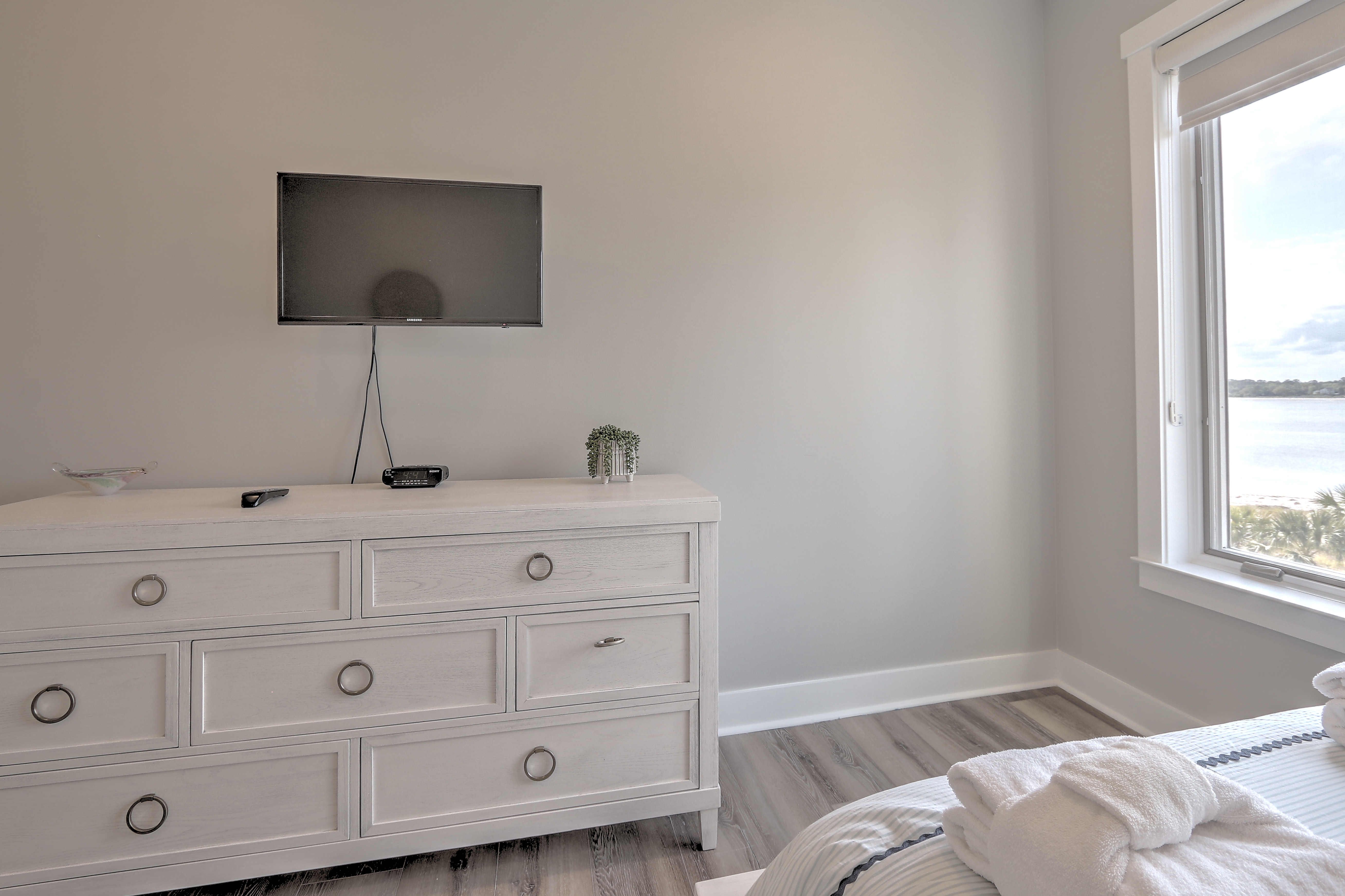 Bedroom 2 w/ Double Beds, Flat Screen TV and Private Bath