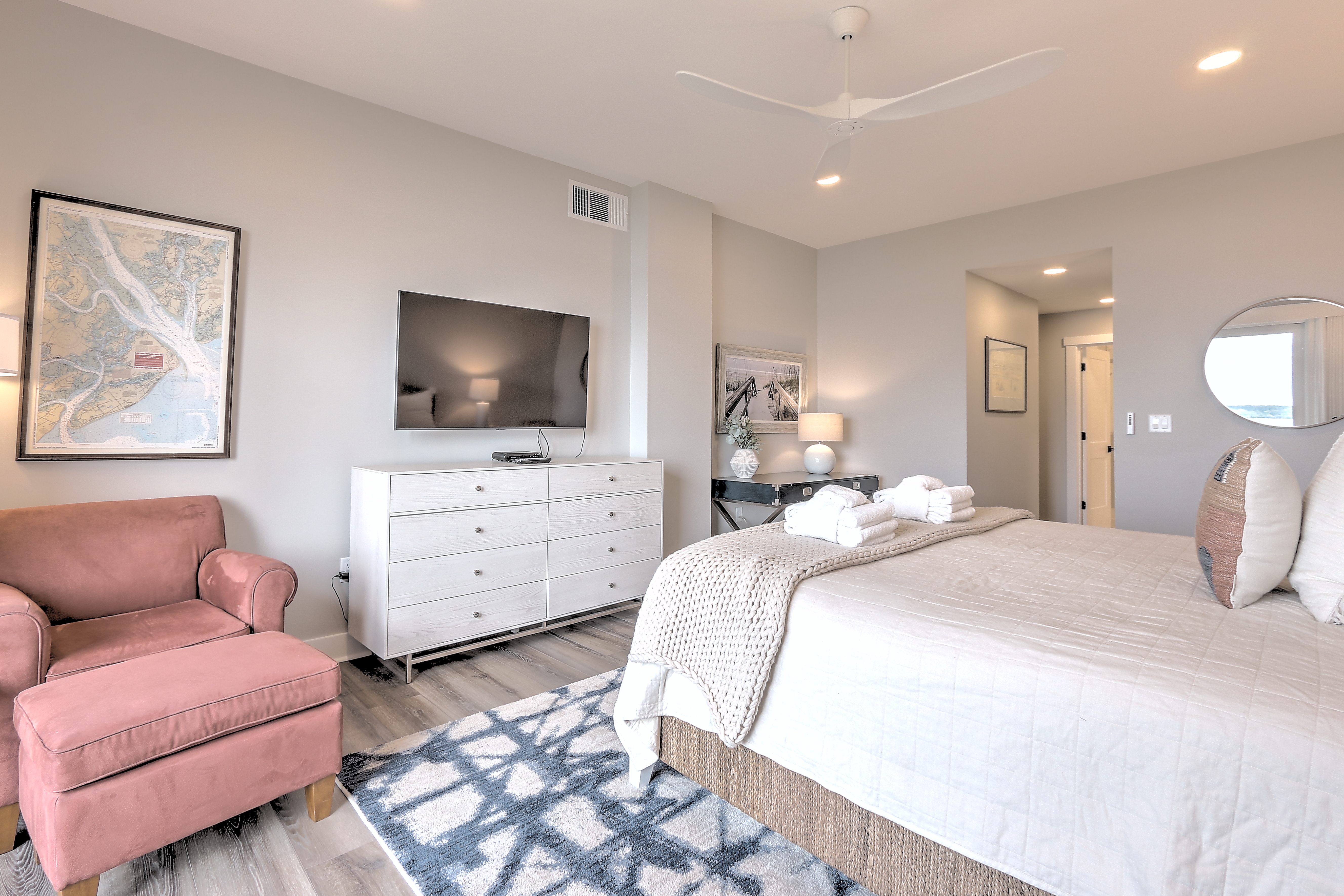 Master Bedroom w/ King Bed, Flat Screen TV, Private Bath & Balco