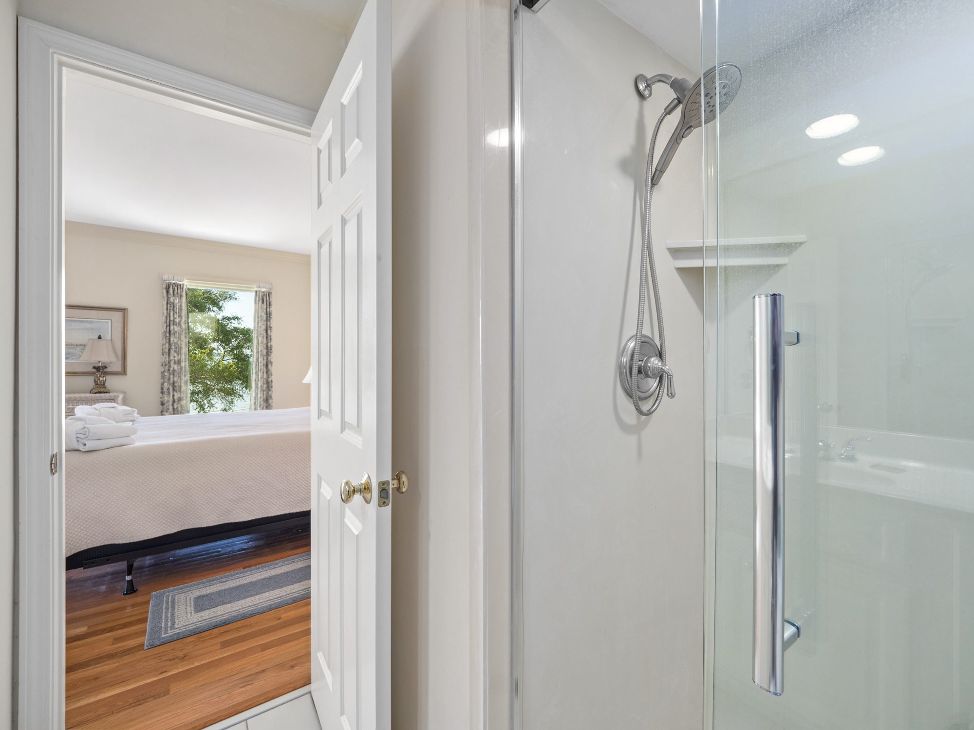 2nd Queen bedroom private bathroom, 3rd floor