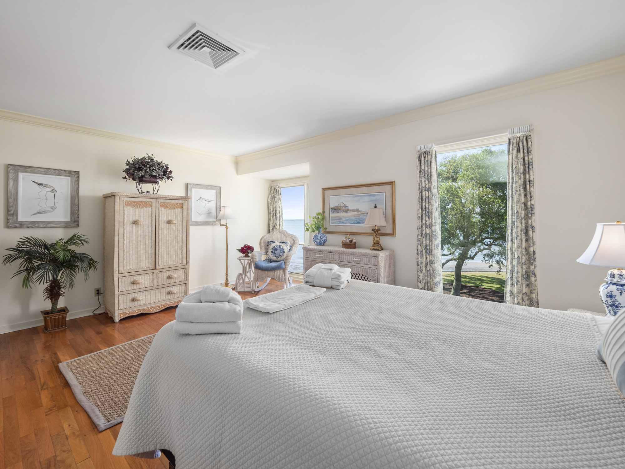 3rd floor, 2nd Queen room with private bathroom and view of wate
