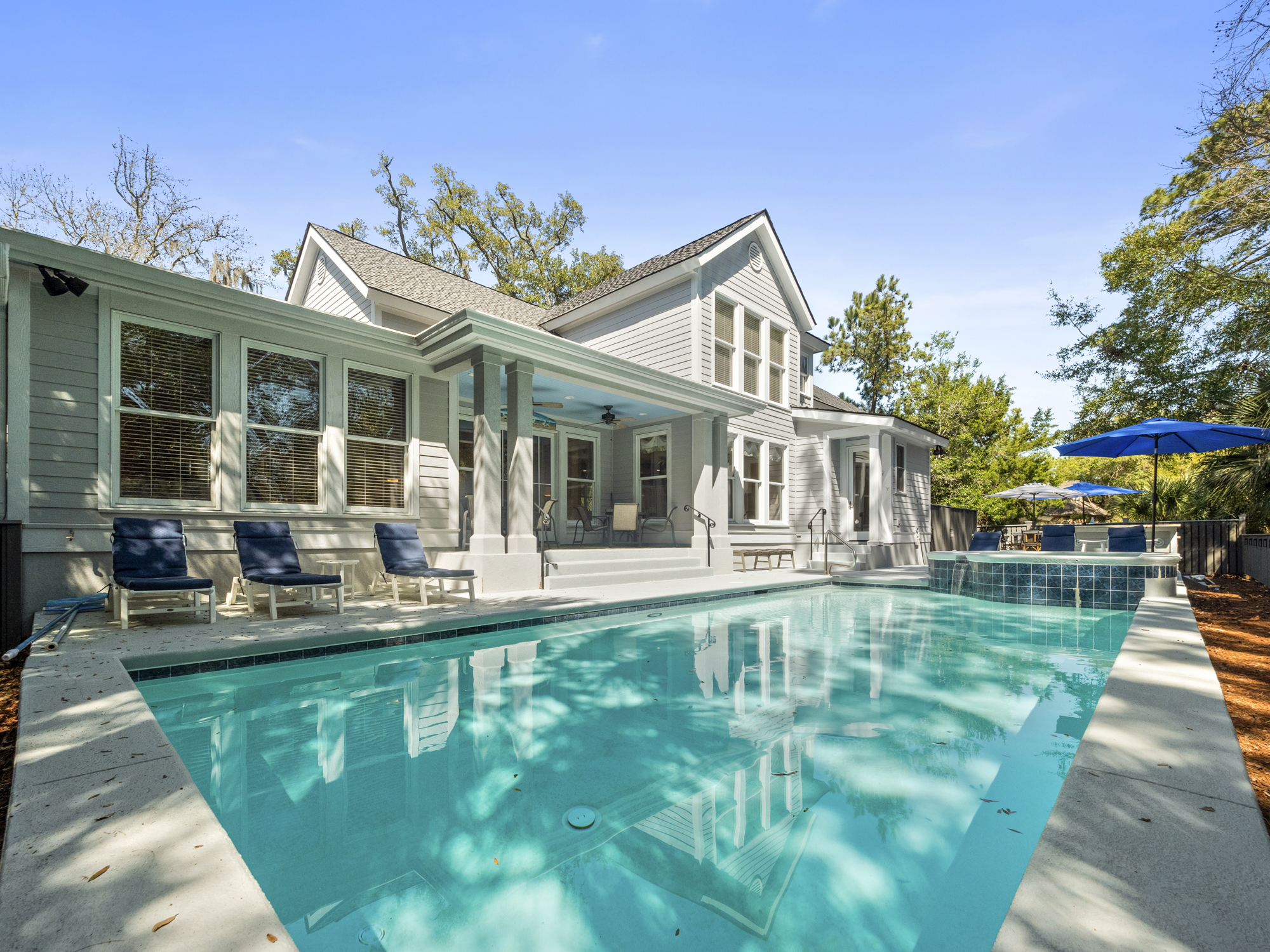 Pool & Hot Tub (can be heated for a fee)