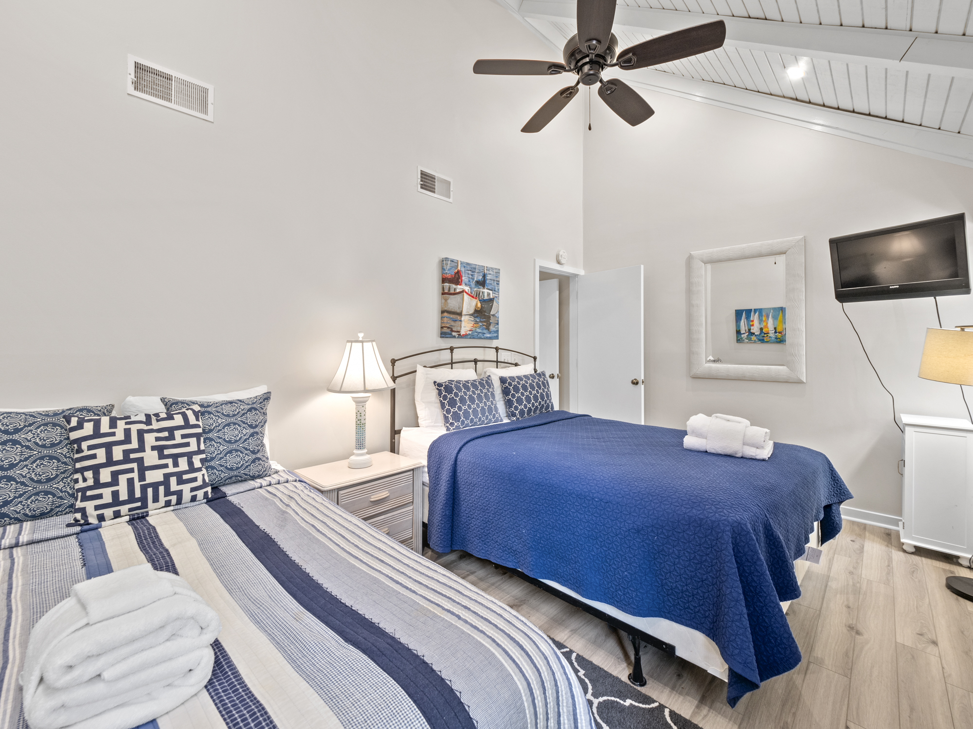 Bedroom 2 with 2 Fulls