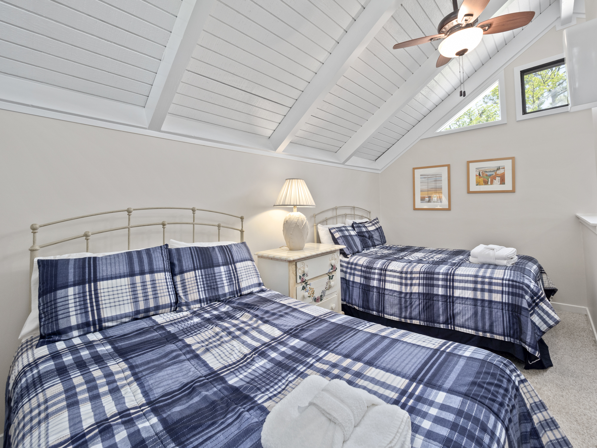 Loft bedroom with Queen and Fulls beds