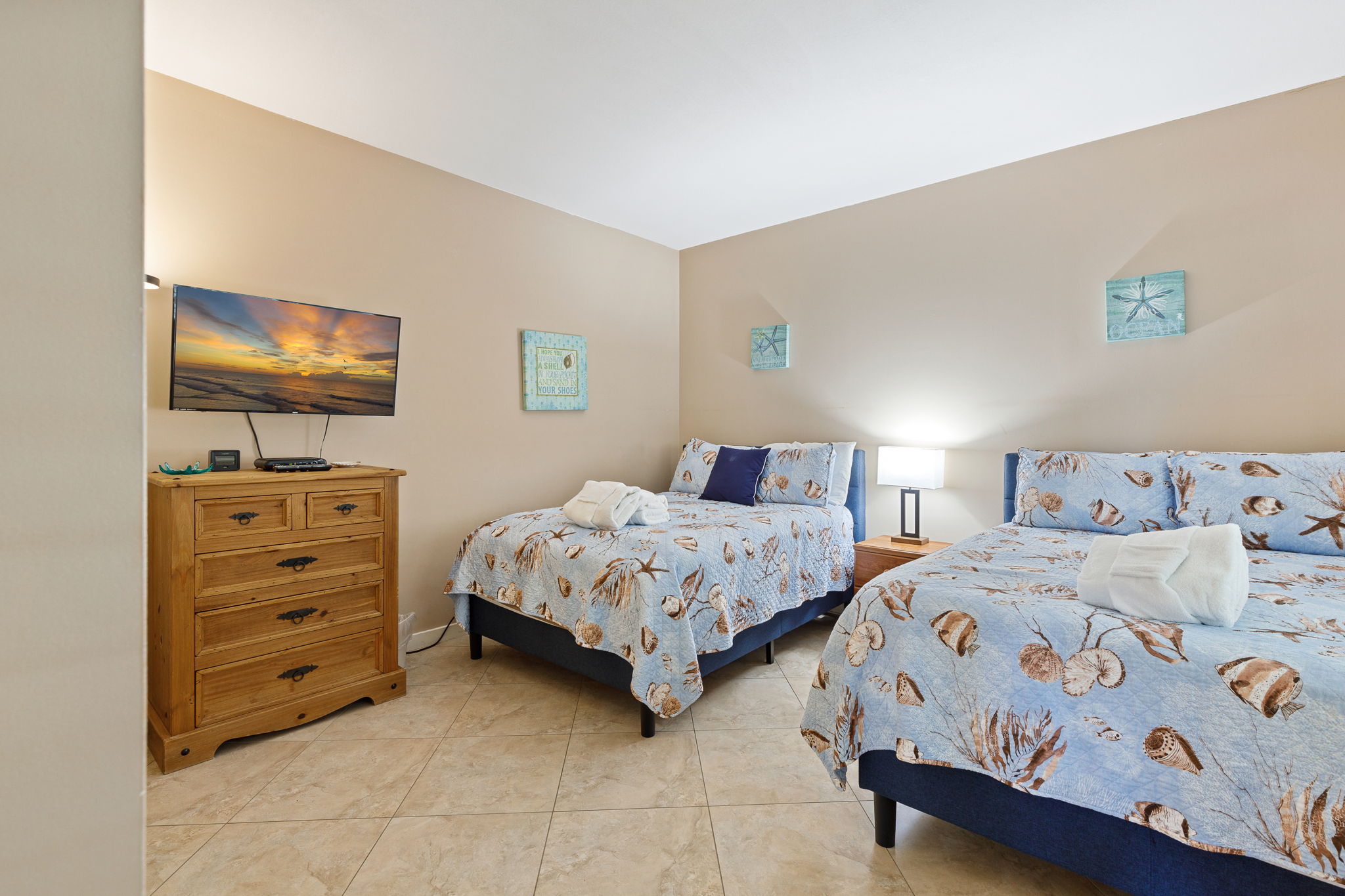 Second bedroom with 2 Full beds and flat screen TV