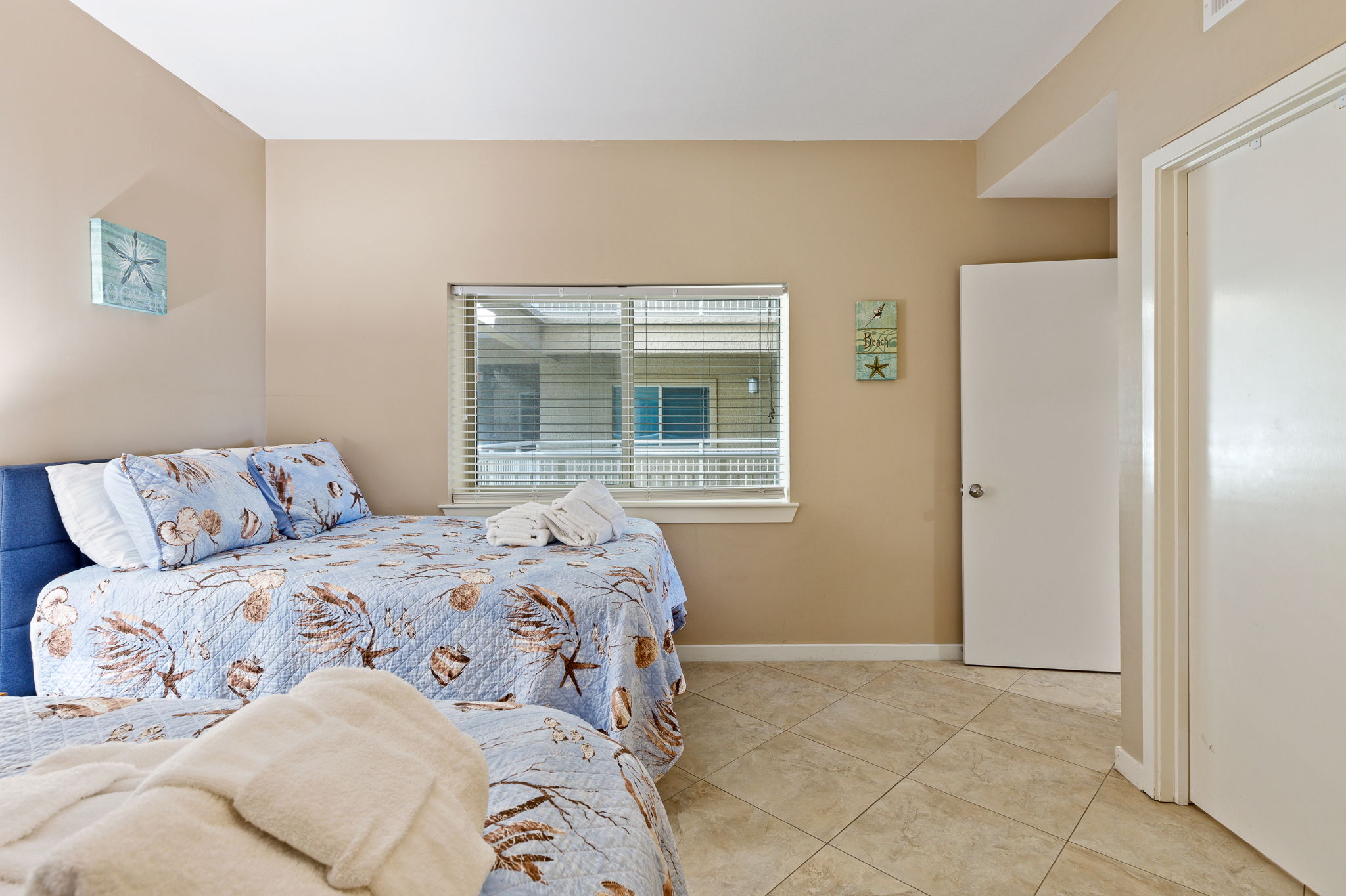 Second bedroom with 2 Full beds and flat screen TV